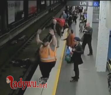 男子昏倒跌下站台