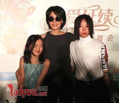 王菲看李亚鹏的眼神
