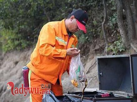 清洁工背垃圾下山