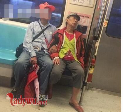 坐地铁怕熟睡妻子着凉