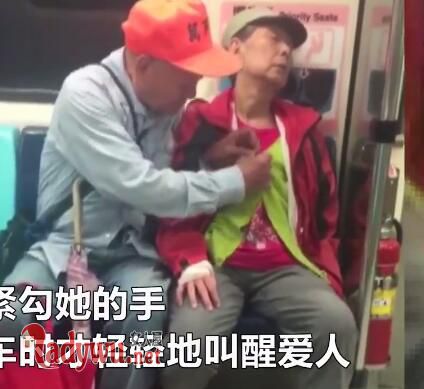 坐地铁怕熟睡妻子着凉