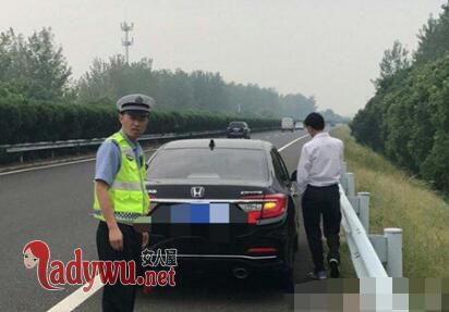 妻子被忘在服务区