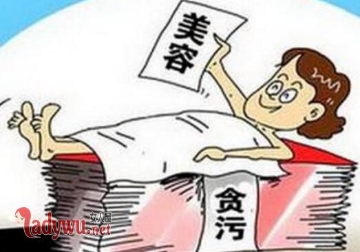 女会计贪污千万