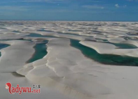 沙漠中出现湖泊