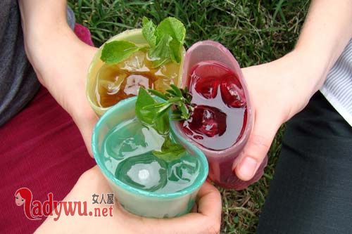 大学生设计出能吃的水杯