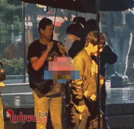 郑爽冒雨拍夜