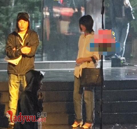 郑爽冒雨拍夜