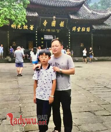 父子俩靠上百张留言条交流
