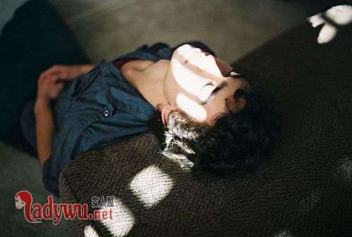 属龙男爱你的表现