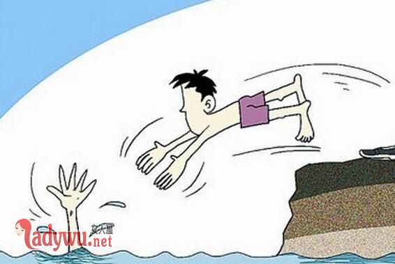 医生跳海救女娃