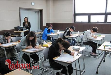 女子带宝宝自考