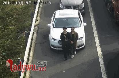 手挽手车前挡号牌