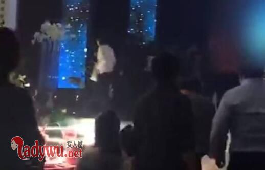 朋友圈刷到男友和别人结婚