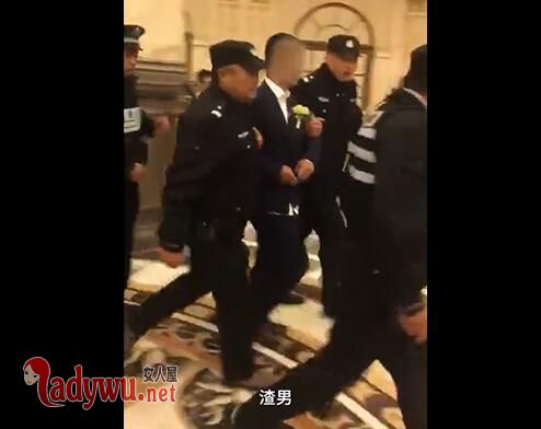 朋友圈刷到男友和别人结婚