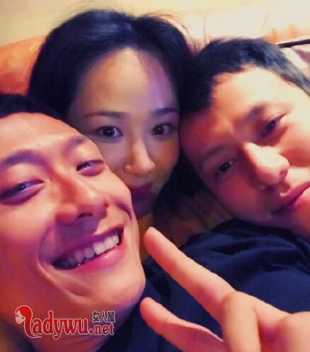 杨紫和秦俊杰甜蜜晒