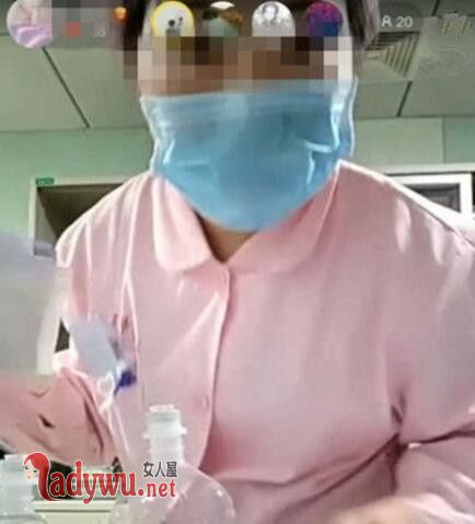 实习护士配药时玩直播