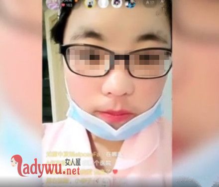 实习护士配药时玩直播