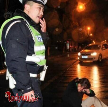 司机遇盘查撞交警
