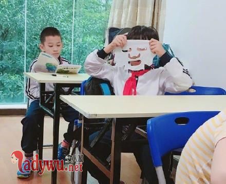 男生辅导班敷面膜