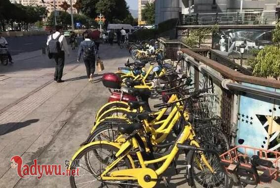 大妈怒搬单车堵路
