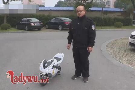 男子网购袖珍摩托
