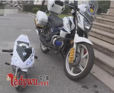 男子网购袖珍摩托