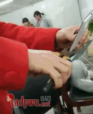 上课玩手机被夹碎