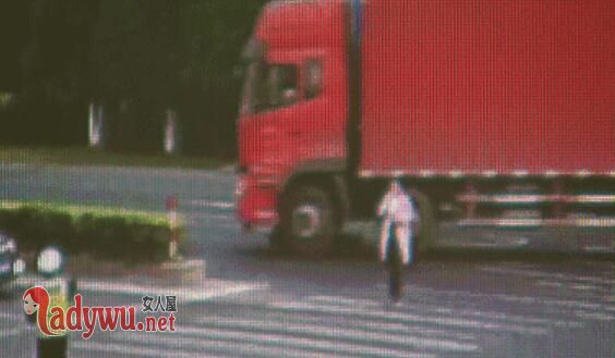 女子被卷货车底盘