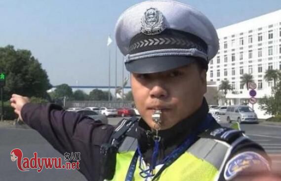女子被卷货车底盘
