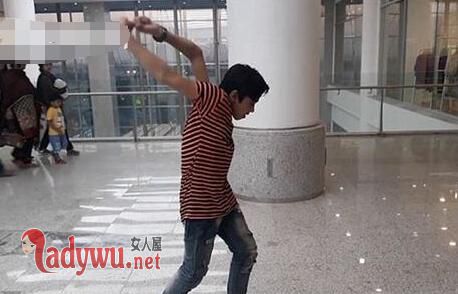 男孩头能转180度