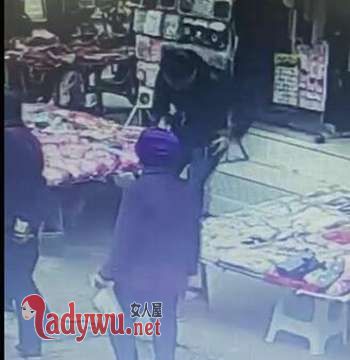 男子碰瓷宠物狗