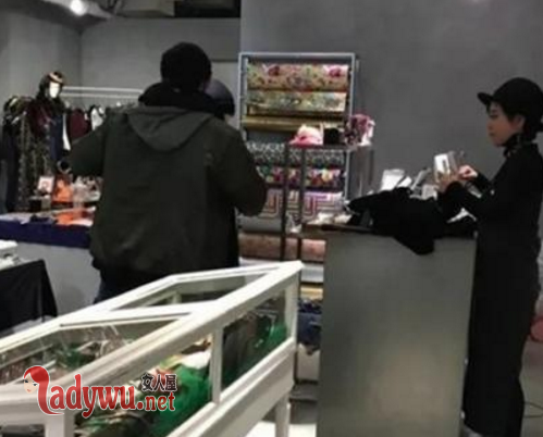 周杰伦陪昆凌逛街