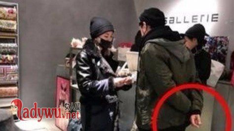 周杰伦陪昆凌逛街