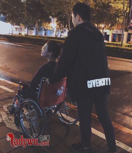 马思纯坐轮椅现身