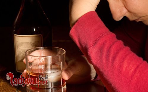 男子打赌饮6瓶白酒