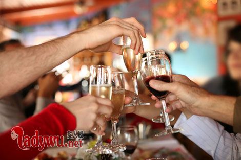 男子打赌饮6瓶白酒