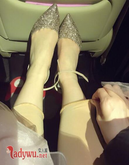 景甜华服下套秋裤