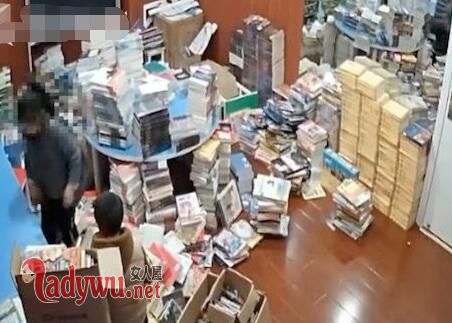 两熊孩子大闹书店