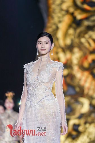 奚梦瑶怎么上的维密