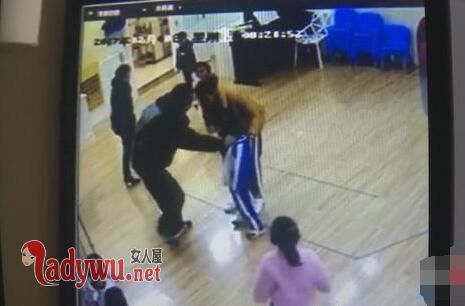 爷爷教室撕扯男孩