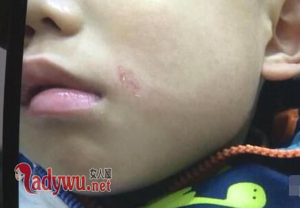 爷爷教室撕扯男孩