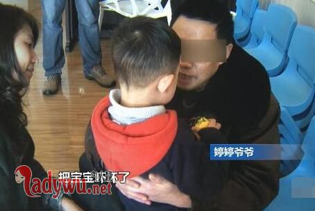 爷爷教室撕扯男孩