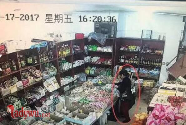老太偷12次超市
