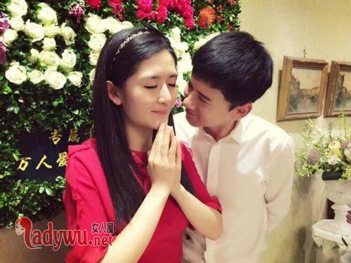 谢娜做手织围巾为张杰庆生