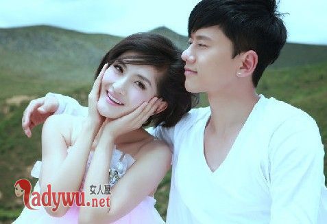 谢娜做手织围巾为张杰庆生