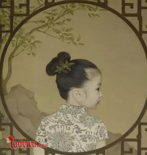 爸爸把女儿装画框