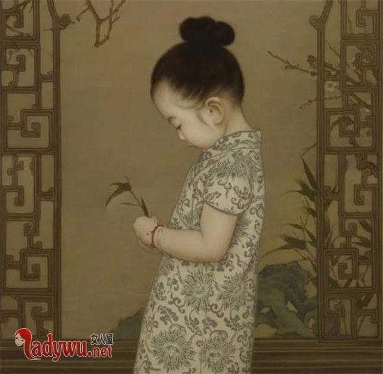 爸爸把女儿装画框