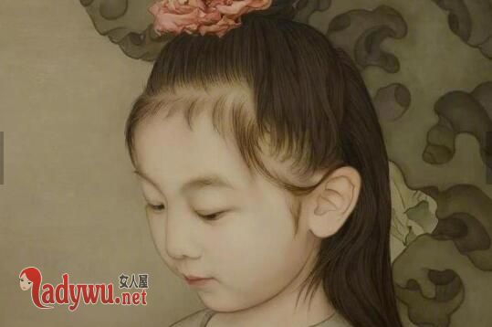 爸爸把女儿装画框