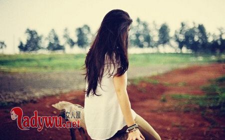 水瓶座女生喜欢一个人的表现