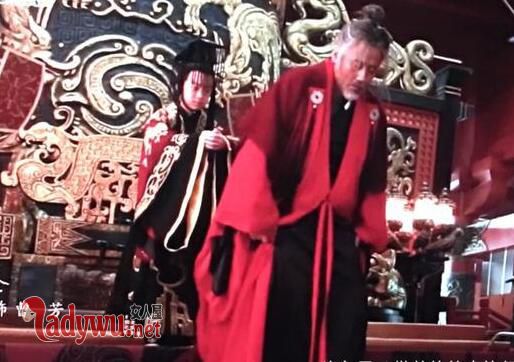虎啸龙吟司马懿为什么穿红衣